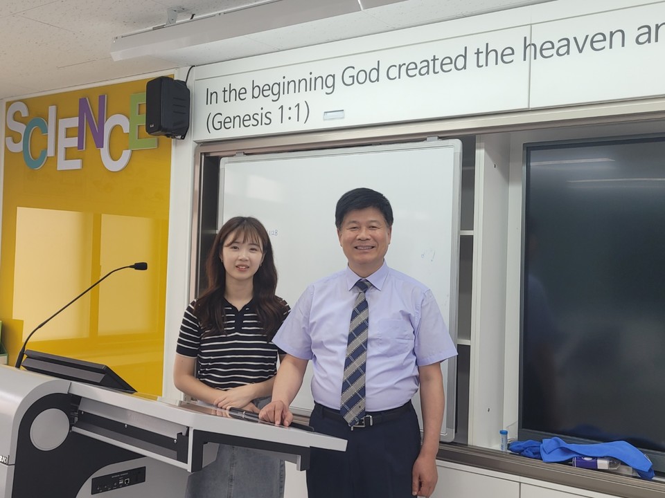 박상익 교장과 김혜빈 선생님