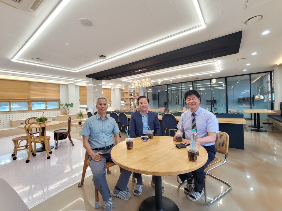 왼쪽부터 실로암교회 이명재 목사, 최원영 본헤럴드 대표. 박상익 교장