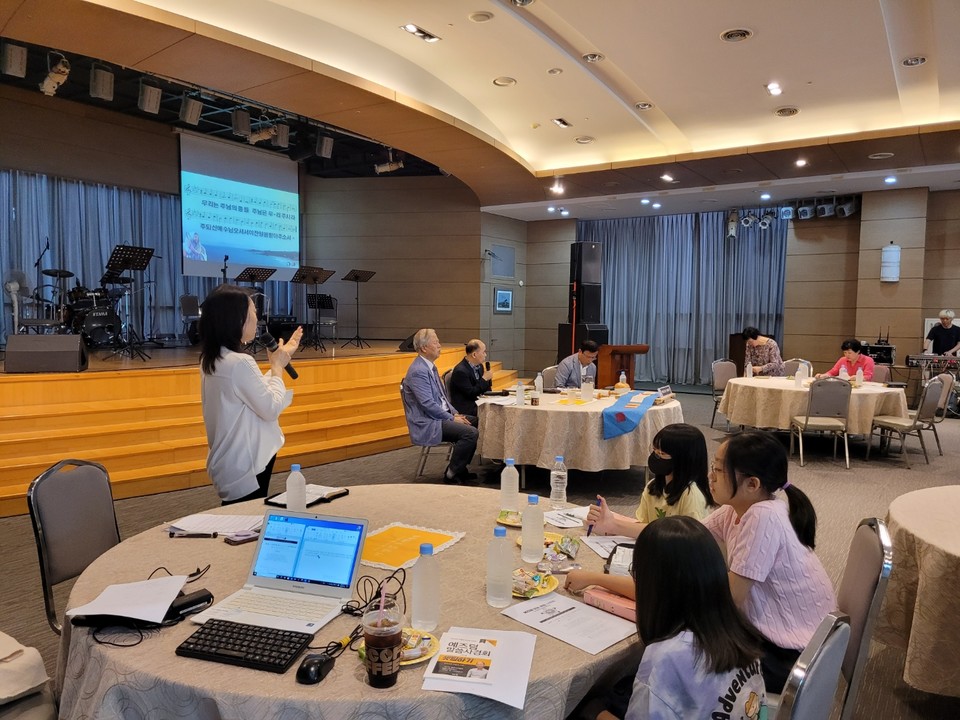 찬양을 인도하는 조우현 전도사