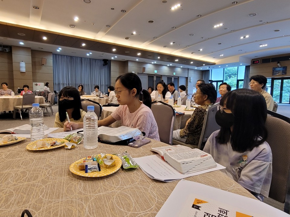 예즈덤 말씀 사경회에 참석한 어린이들