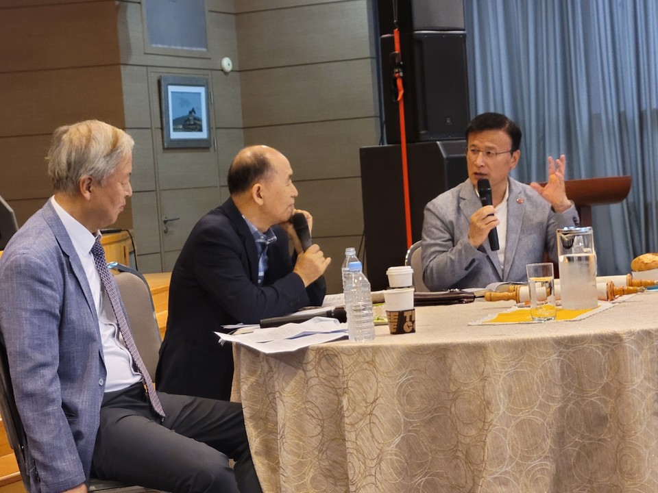 과천소망교회(담임 장현승 목사)는 예즈덤 말씀사경회를 통해 예배의 원형 회복을 시도한다.