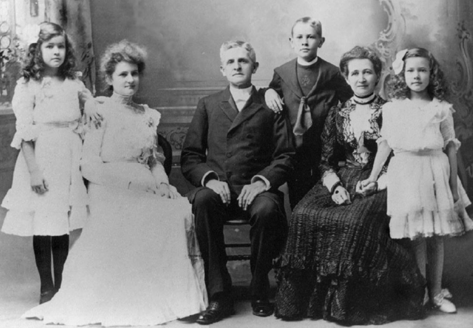 왼쪽부터 차녀 아이다, 장녀 엘리스, 헨리 G. 아펜젤러, 장남 헨리 닷지, 엘라 제인 닷지 아펜젤러, 3녀 메리, 이미지 출처 : https://www.findagrave.com/memorial/112528747/ella-jane-appenzeller#view-photo=237233226