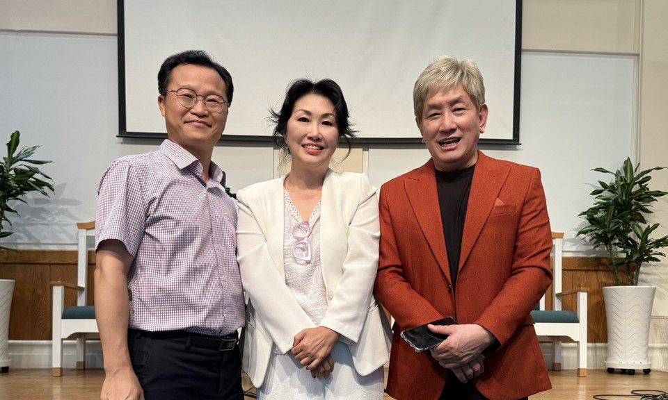 왼쪽부터 장규준 목사, 김에스더 목사 지노 박 선교사