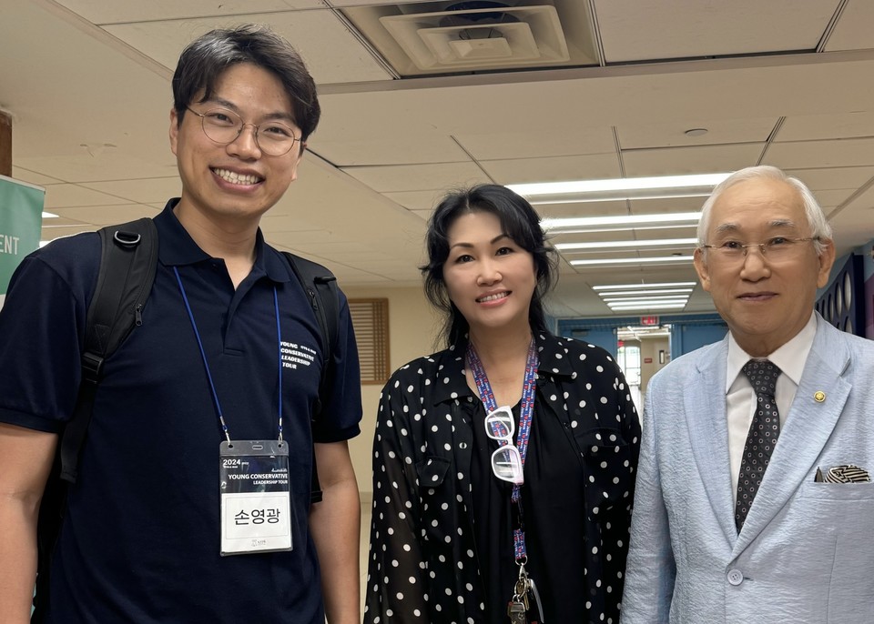 (왼쪽부터)손영광 부대표와 이승만건국대통령 미주총회 사무차장 김수경 목사 & 사무총장 황일봉 장로