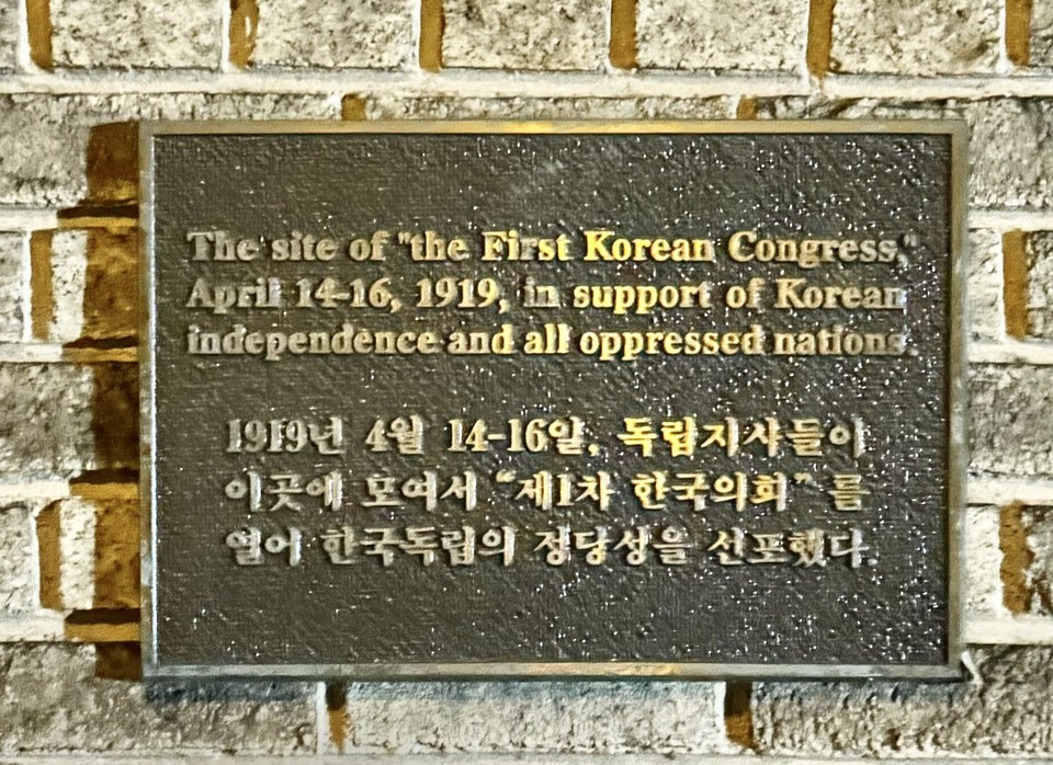 리틀극장 왼쪽 벽에 붙어있는 글