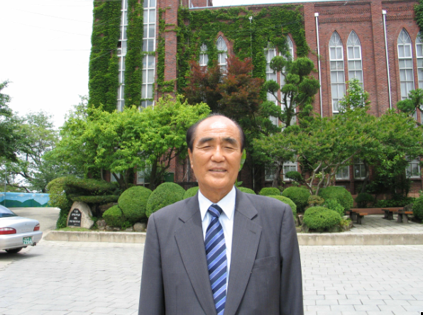 이윤근 원로목사. 총신대신대원졸업. 의성교회은퇴