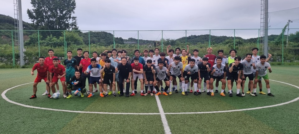 캄보디아 꼬쁘레이(코뿔소) 축구단과 장윤제 목사