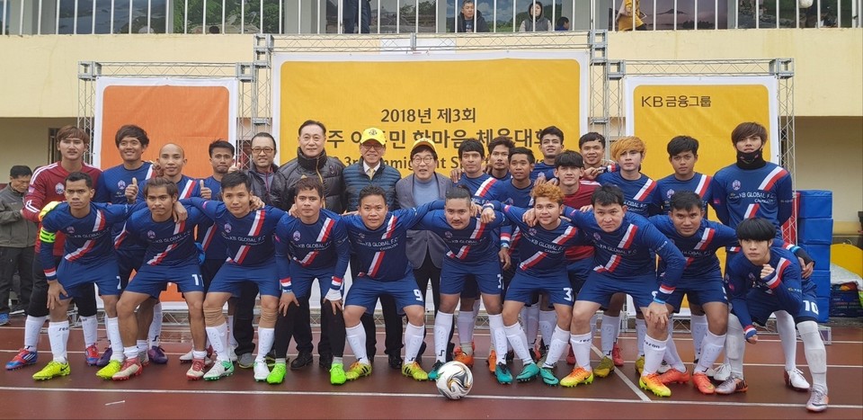 캄보디아 꼬쁘레이(코뿔소) 축구단과 장윤제 목사
