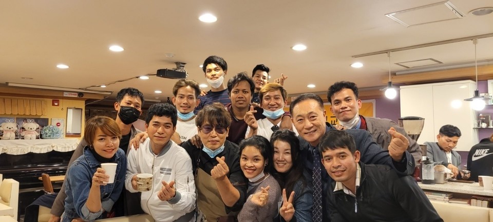 바리스타 교육에 참여한 이주민 가족들과 함께