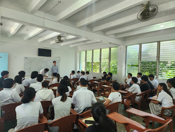 필리핀국제대학교에서 강의하고 있는 오준섭 선교사./사진제공=다니엘태권도