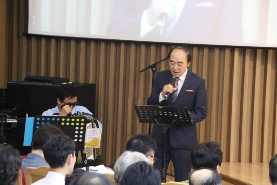 1부 예배 사회를 맡은 장광 장로
