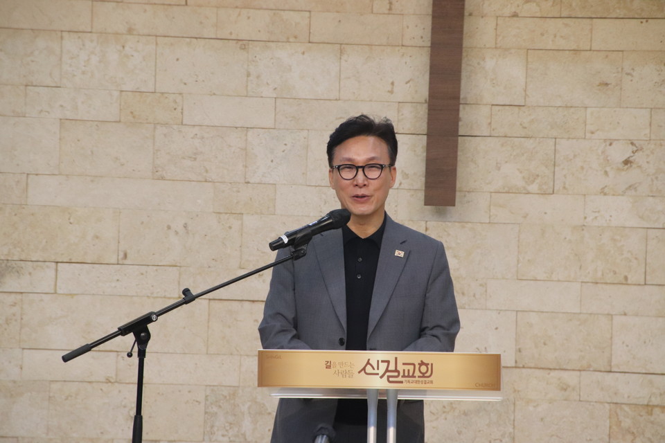 김민석 의원은 자신의 아팠던 시절과 노숙인들의 아픔을 엮어 축사를 했다