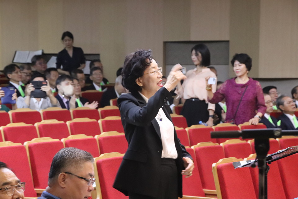 미드바르콰이어를 지도하고 지휘한 라위출 장로와 김성희권사