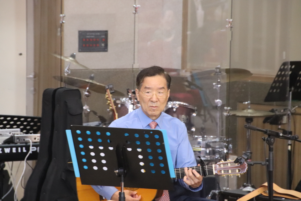 미드바르콰이어를 지도하고 지휘한 라위출 장로와 김성희권사