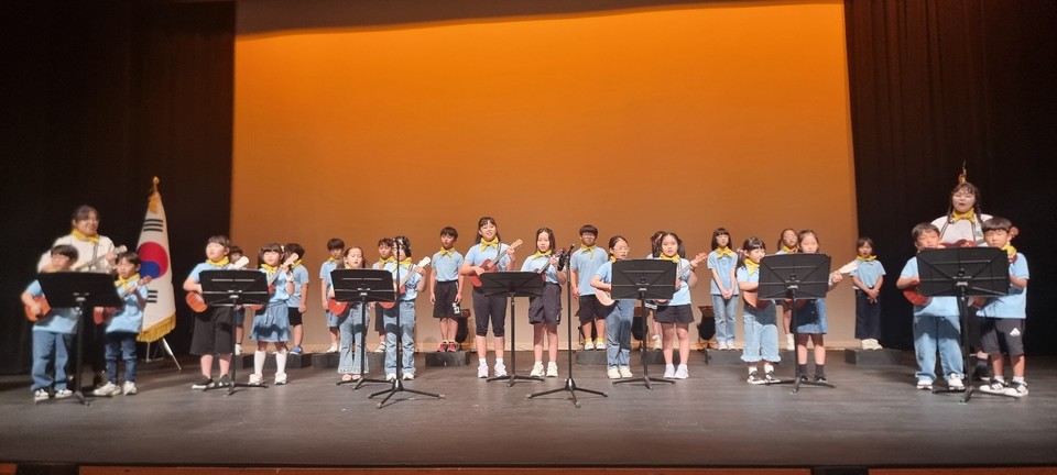 광주시다함께돌봄센터 교사와 아동의 우쿨렐레 연주