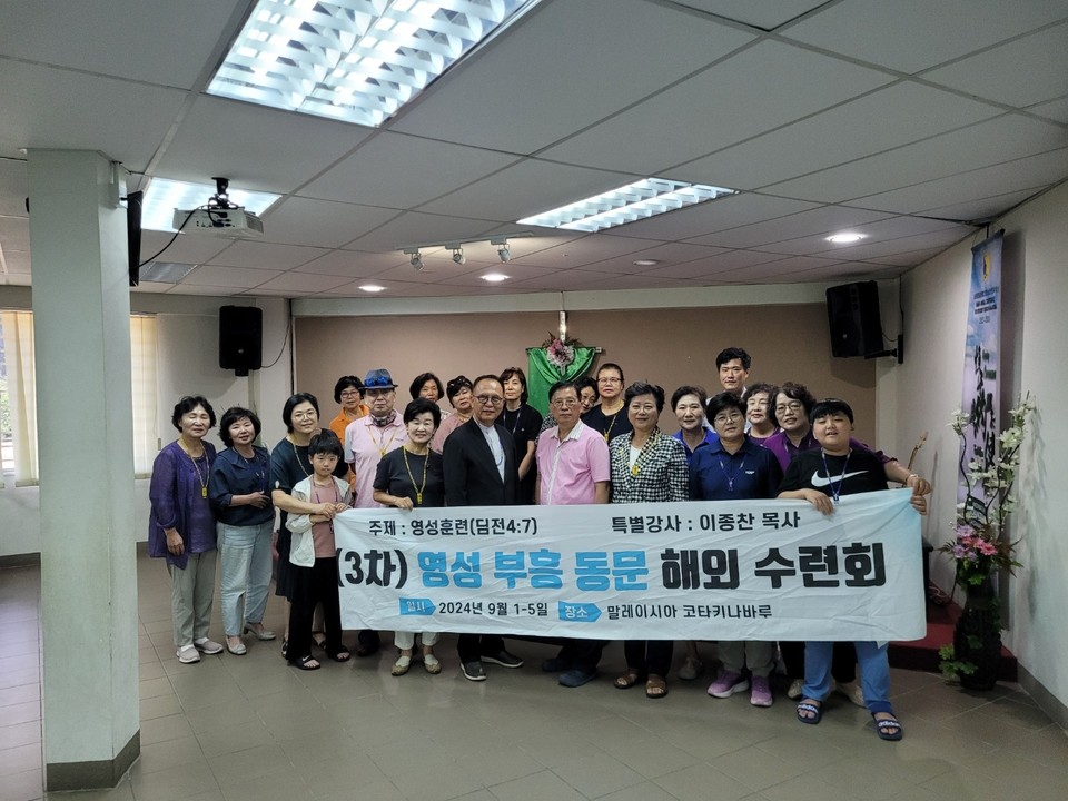 아시아시티교회에서 예배 드린 후 기념 촬영