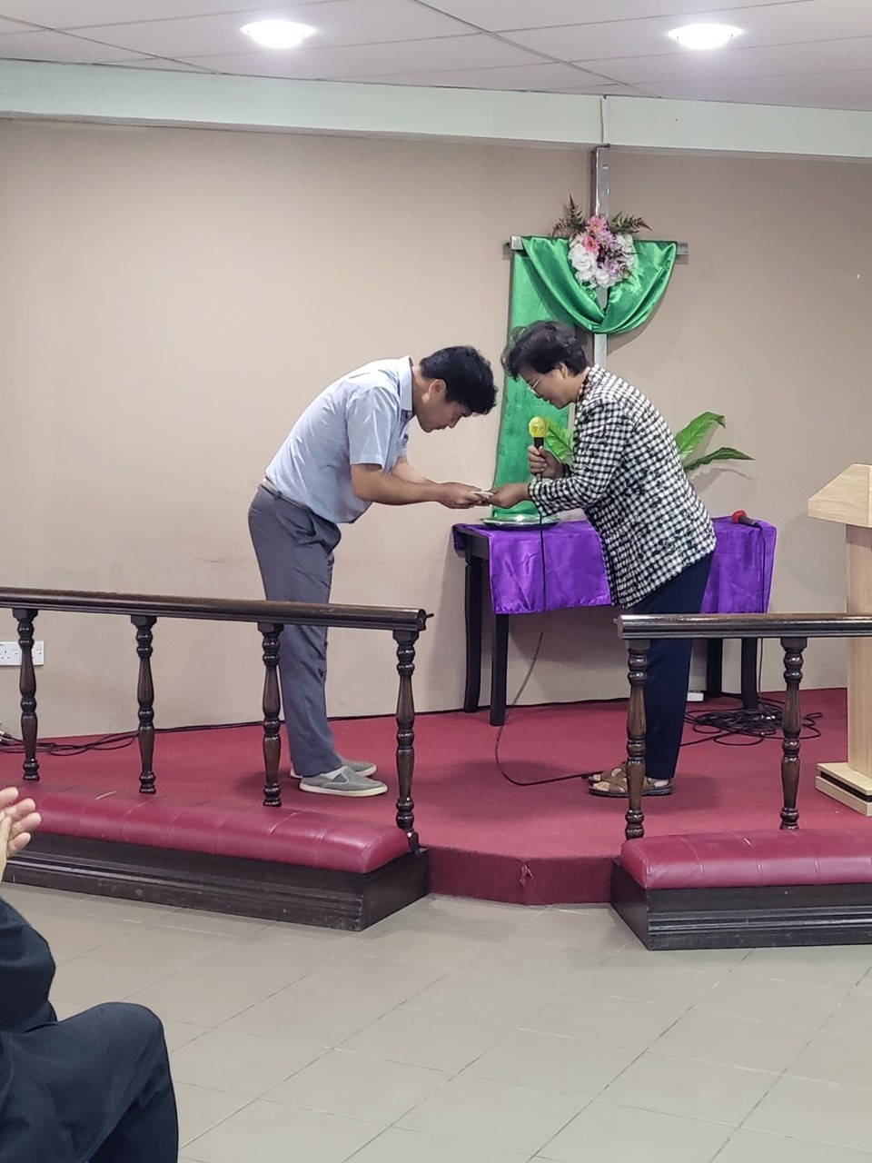 헌금 드린후 박덕심 회장이 전남권 선교사에 선교비 전달