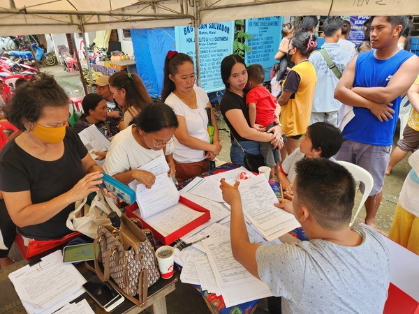필리핀 안티폴로 빠오빠완 마을에서 출생신고를 돕는 모습 