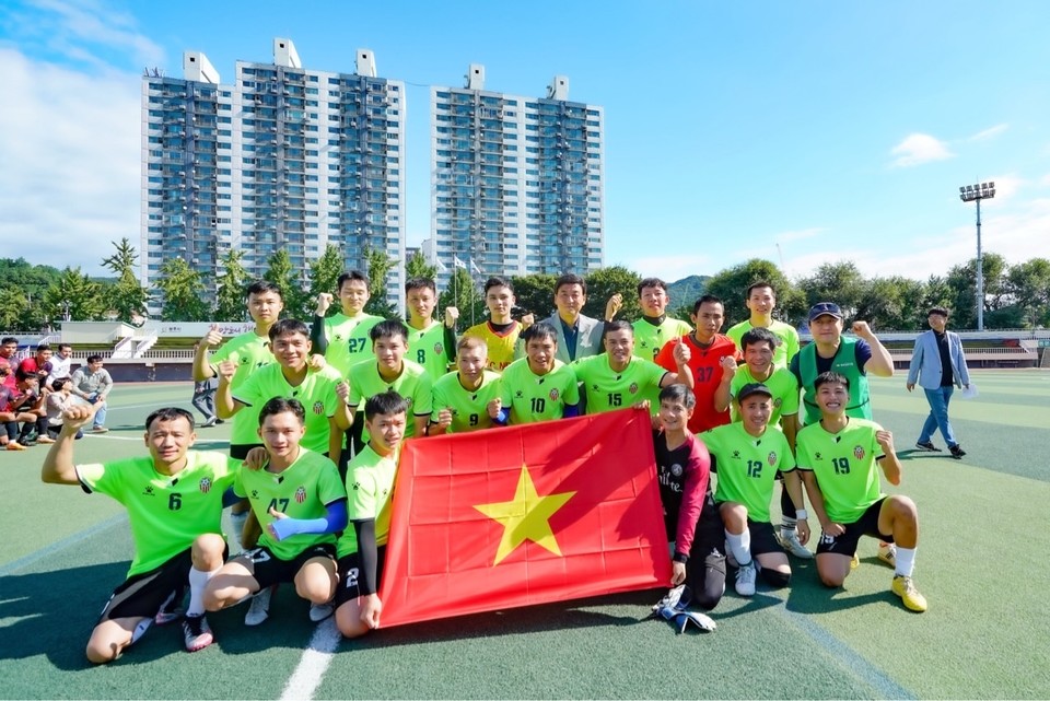 방세환 광주시장(뒷줄 중앙)과 베트남친구들 남궁성목사(오른쪽 녹색 조끼)와 베트남선수들