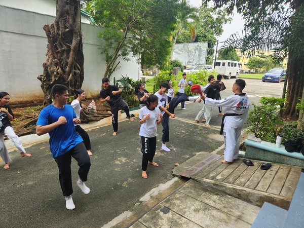 필리핀국제대학교 체육교육학과 태권도 수업 중 발차기 수련