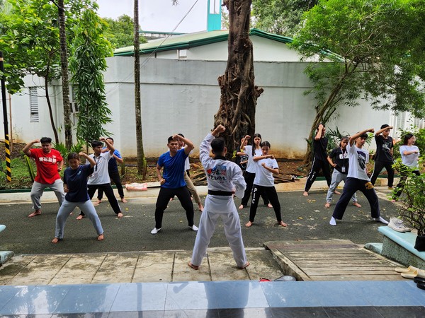 필리핀국제대학교 체육교육학과 태권도 수업 중 얼굴막기 수련