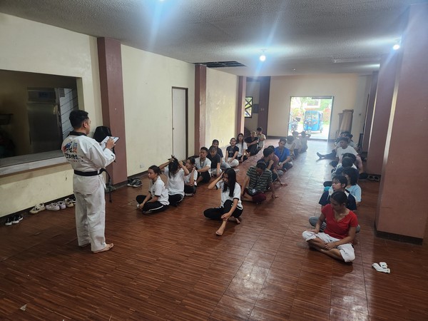 필리핀국제대학교 체육교육학과 학생들에게 태권도를 가르치는 모습.