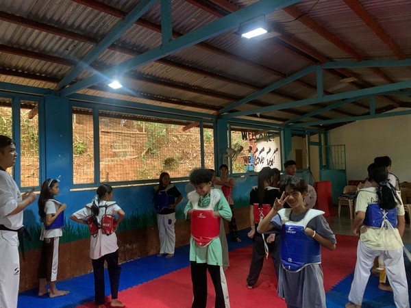 필리핀 바라스시 킬랑안 하나님의은혜아래교회에서 태권도를 훈련하는 모습.