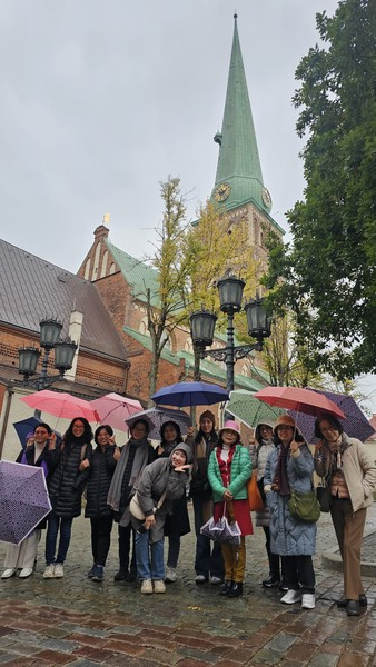 가을비 속에 라트비아 구도시 공원산책