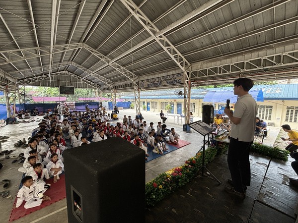 격려사를 하고 있는 오준섭 선교사.