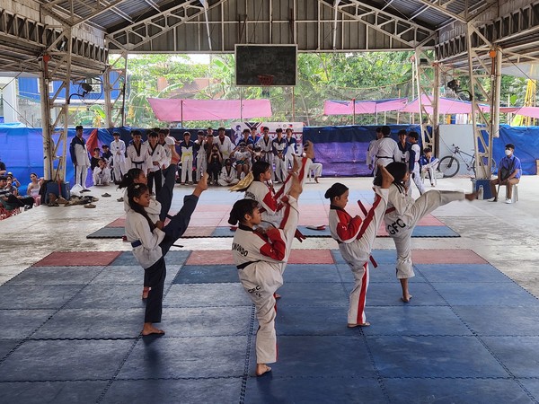 태권도 시범을 선보이고 있는 따이따이교회 태권도팀.