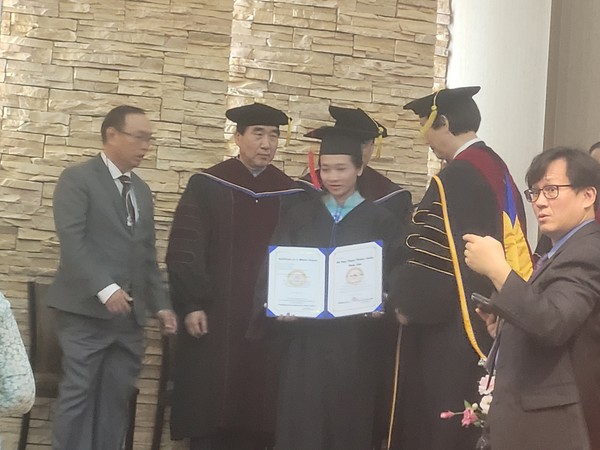 졸업자 졸업장 수여