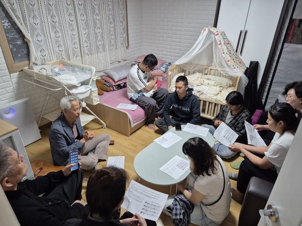 실로암교회의 찾아가는 예배, 딤뇨자매 집, 10월16일