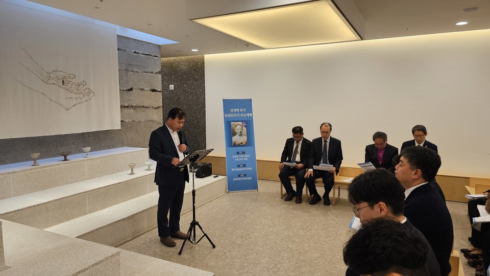 탁현균 목사는 "아픔의 시대 김영학 목사님을 통해 믿음과 지혜와 용기를 달라"고 구했다.