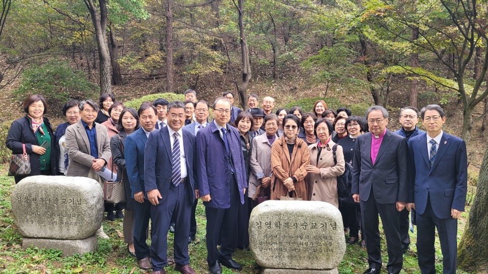 고 김영학 목사 추모비 앞에서