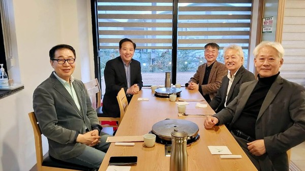 한광훈 이사장(좌, 앞), 최원영 목사(본푸른교회),  조주섭 대표(우, 앞), 고성진 교수(우, 중), 이일화 목사(우, 뒤)