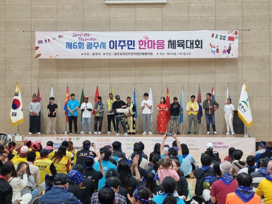 13개국 기수단 입장