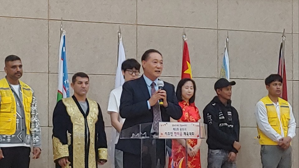 광주시 외국인주민지원단체협의회 장윤제 부회장(한국다문화희망협회 대표) 개회선언