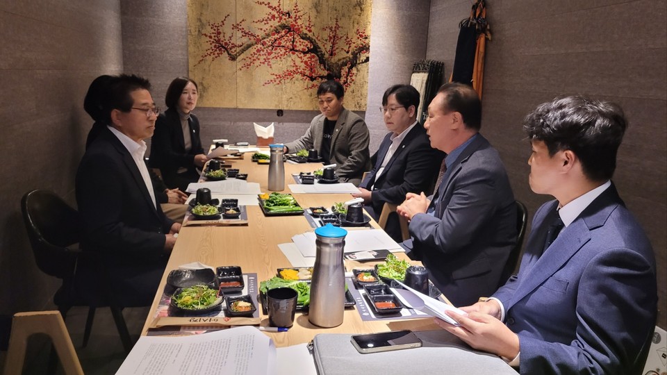 광주시 외국인복지센터 설립을 위한 제안서 발표 자리에 함께 한 광주시의회 의장과 의원들