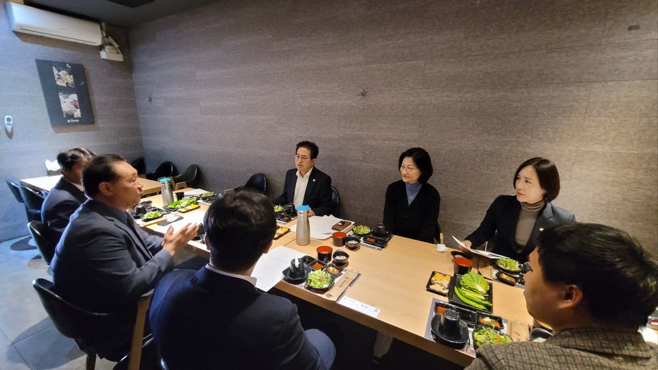 광주시 외국인복지센터 설립을 위한 제안서 발표 자리에 함께 한 광주시의회 의장과 의원들