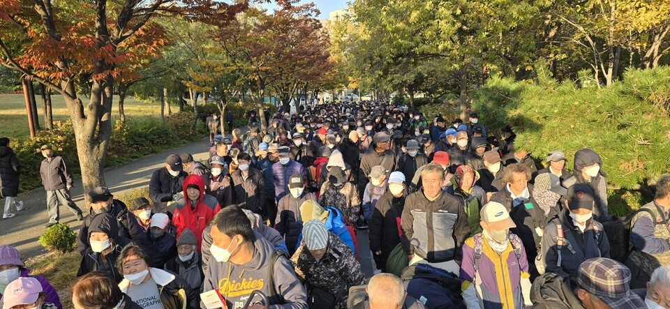 행사 두 시간 전에 이미 공원에 도착한 사람들