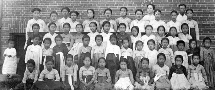 공주 영명학교, 셋째 줄 오른쪽 세 번째가 유관순(추정) 맨 뒷 줄 사애리시 선교사