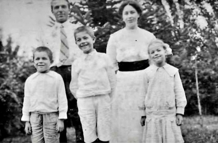 우리암 선교사 가족, 가운데가 우광복