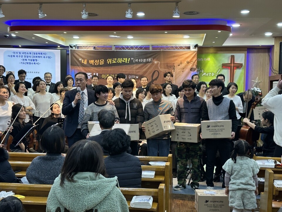 사)한국다문화희망협회 장윤제 이사장은 이주민과 다문화 가족을 섬기는 다양한 사업과 행사를 지역사회에서 펼치고 있다.