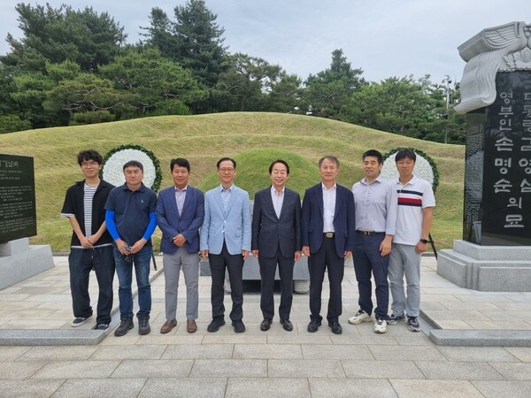 지난 3월 7일 별세한 영부인 손명순 여사를합장한 이후 새로이 단장한 묘비석 앞에 선 저자 김현철 교수.