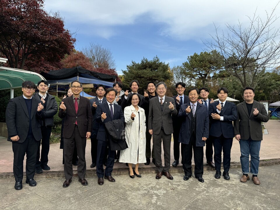 서울신학대학교 황덕형 총장과 심사위원, 지원자 및 수상자들