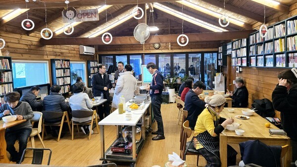 예배 후 함께 식사 공동체를 나눔