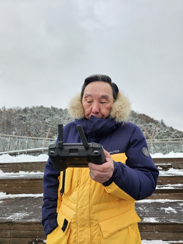 지난 27일 촬영 중 서정헌 교수는 안면부 찰과상과 무릎 외상을 당했다. 서 교수는 70 고령이지만, 직접 야외 촬영과 연구실 작업을 강행 중이다. 충현교회 중역자이지만 