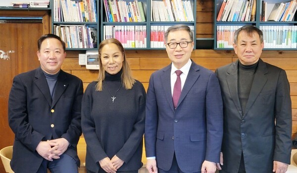 최원영 목사(좌, 본푸른교회), 인순이(둘째, 가수), 한동훈 이사장(사,국제우호협회), 임주현(우, 해밀학교 이사)