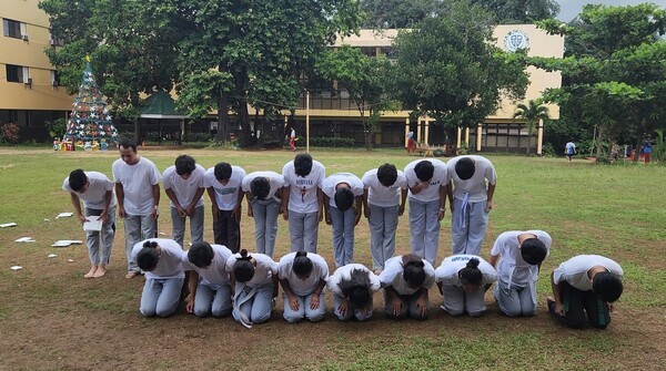 A팀 공연 중 마지막 동작, 경례