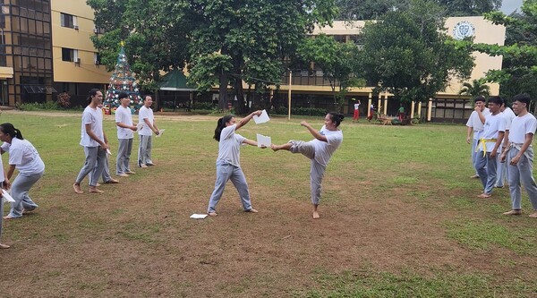 A팀 격파 시범을 보이고 있는 한 여학생